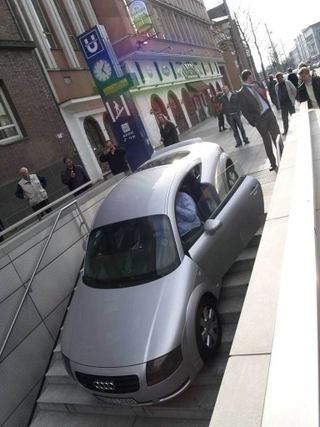 Illustration for article titled Thirty Vehicular "You're Doing It Wrong" Moments
